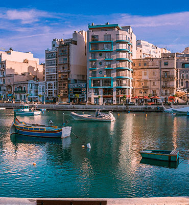 estudia y trabaja en malta